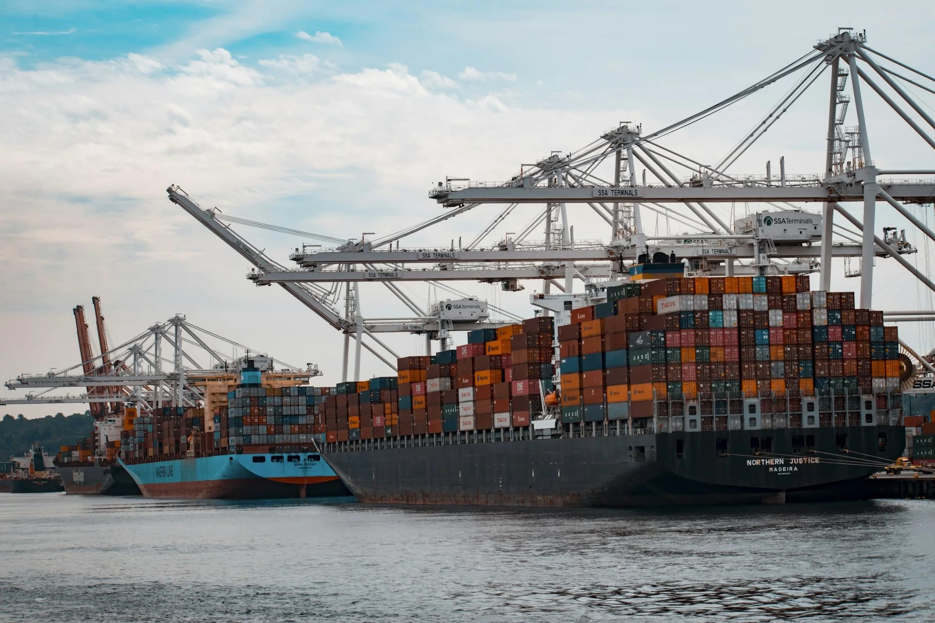 Containerschiff unter Kränen im Hafen